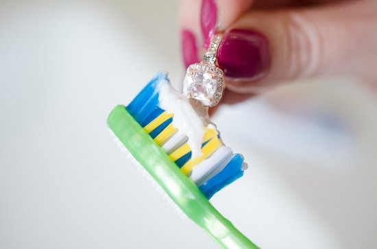 تمیز کردن طلا و جواهرات با خمیر دندان